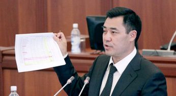 Президент Кыргызстана сократил численность государственного апарата до 30 процентов